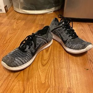 Nike free run flyknit shoes
